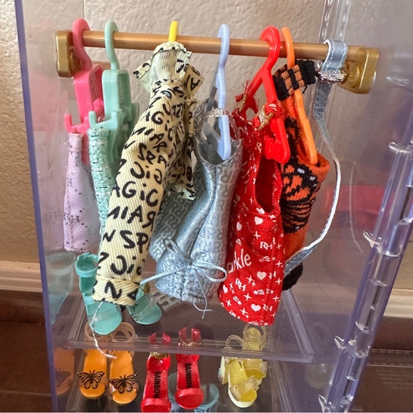 Rainbow High Deluxe Fashion Closet and Dolls - Picture 4 of 13